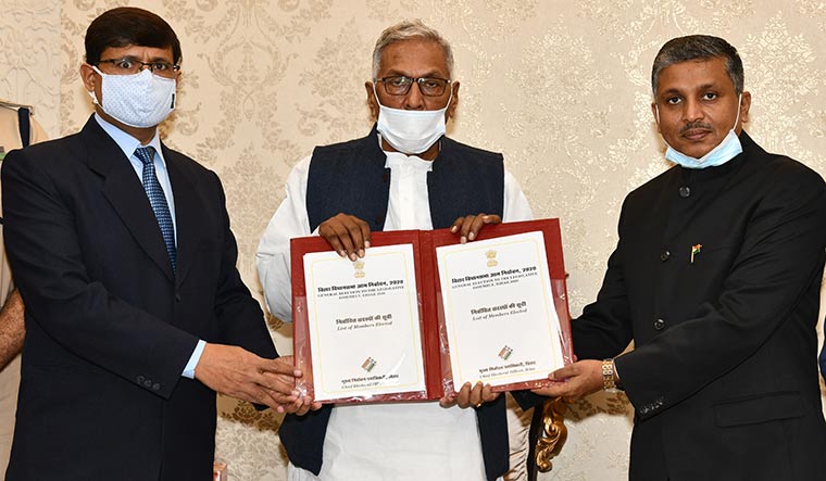 Result of toil: Bihar Governor Phagu Chauhan publishing the list of winning candidates with H. R. Srinivasa (right) and Pramod Kumar Sharma, secretary, Election Commission of India (left).