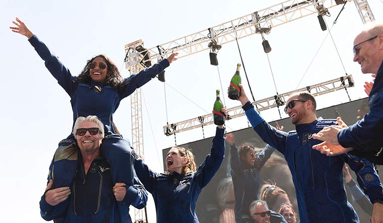 US-SPACE-TOURISM-BEZOS-BRANSON