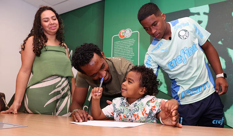 Special Moment: Endrick’s sister Lavinia, father Douglas, brother Noah and Endrick on the day he signed the contract with Palmeiras | Fabio Menotti/Palmeiras