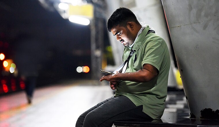 Hand’s on: Amaresh Hanumappa tries to use a phone for the first time after his surgery | Vishnudas K.S.