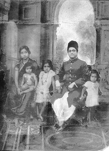 A five-year-old Lata with her parents and sisters Asha (in her mother’s lap) and Meena | Indian Express Archive