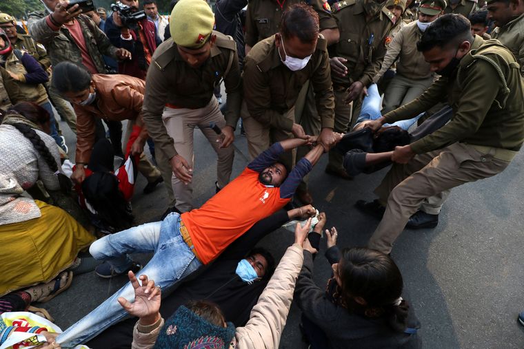 Beating, retreat: A protest march in Lucknow against irregularities of the 2019 exam to recruit 69,000 assistant teachers faced police lathi-charge | Pawan Kumar