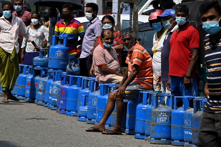 Hot days: People queue up to buy LPG cylinders in Colombo | AFP