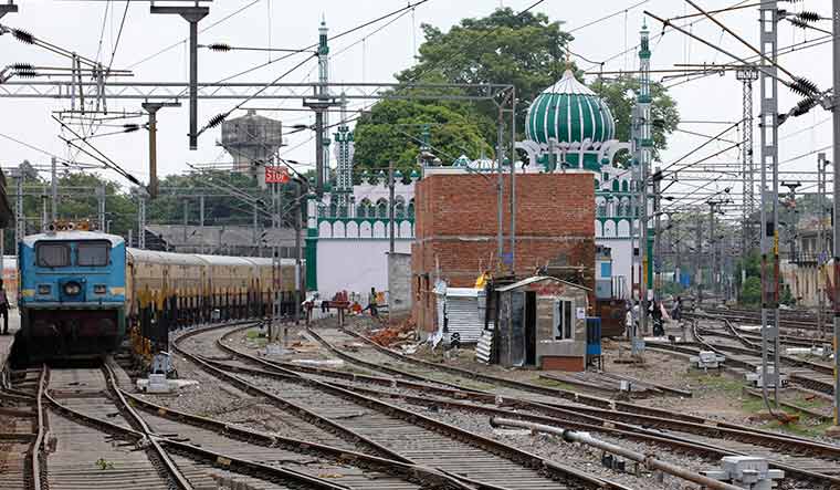 The devotion trail: The mazar of Khamman Peer Baba in Lucknow | Pawan Kumar