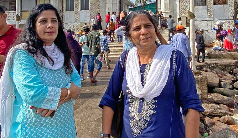 53-Minakshi-Sachdev-and-her-sister-Renuka-Arora-new