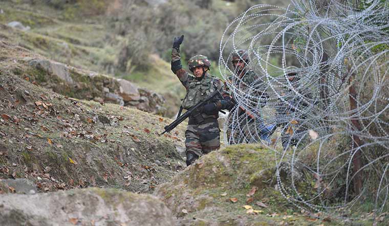 34-Indian-soldiers-patrol-the-LoC