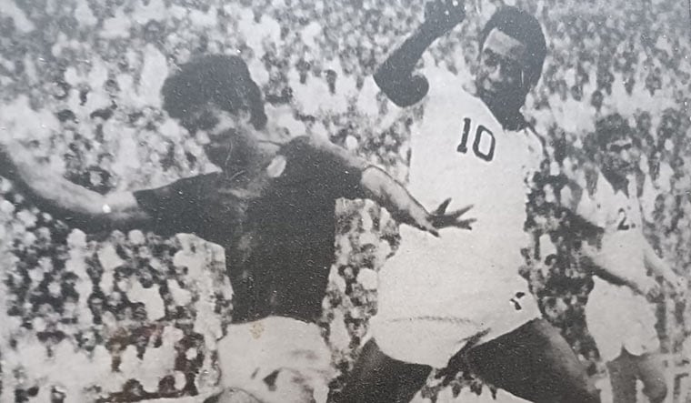 54-Sarkar-tries-to-stop-Pele-new