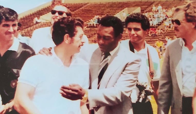 56-Pele-meets-opposing-team-captain-Max-Prado-new