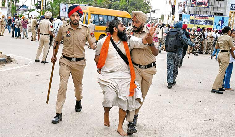 37-Police-chase-away-Amritpal-Singhs-supporters-in-Mohali