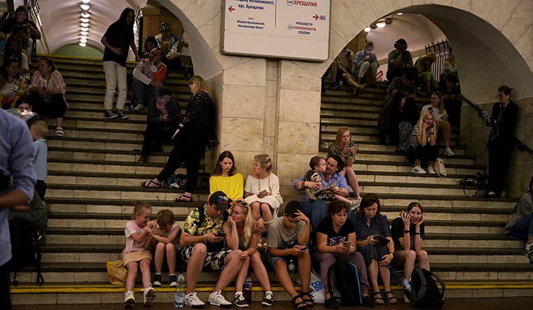 36-People-of-Kyiv-take-shelter