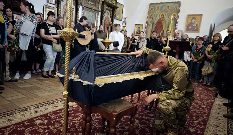 66-An-injured-soldier-pays-his-last-respects