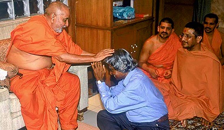 Science meets spirituality: Former spiritual leader of BAPS Pramukh Swami blessing former president A.P.J. Abdul Kalam.