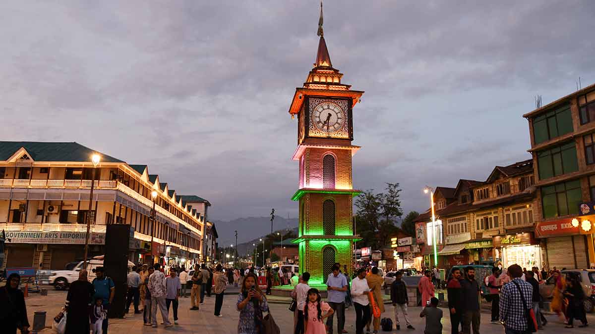 21-People-on-the-streets-late-night-at-Lal-Chowk-in-Srinagar