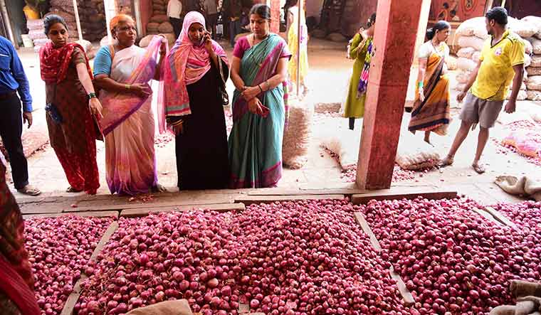 Painful purchase: Customers queue up to buy onions being sold at a subsidised rate at the APMC vegetable market in Navi Mumbai. Chidambaram says the government’s economic policies are hurting the poor and the middle class | PTI
