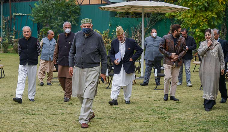 Farooq Abdullah and Mehbooba Mufti with other PAGD members  | PTI