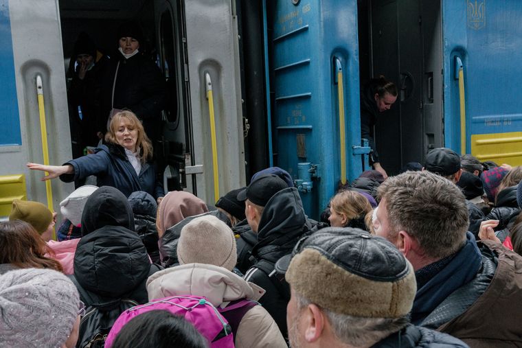 Salvation express: People jostling to board an evacuation train in Kyiv | Emanuele Satolli