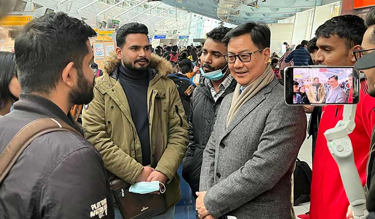34-Rijiju-with-Indian-students-from-Ukraine