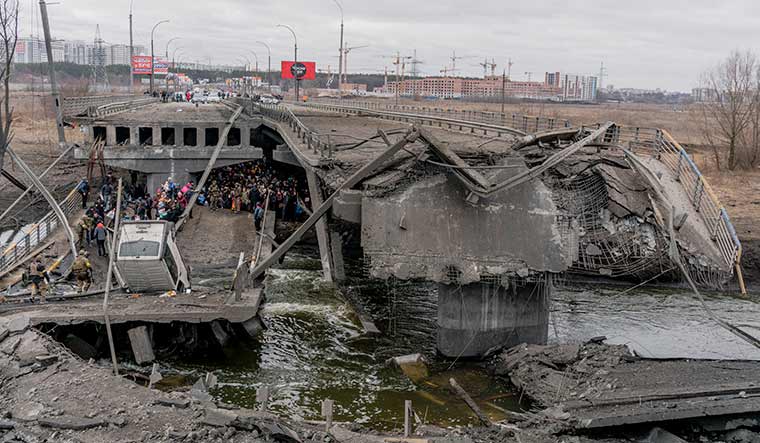 36-People-trying-to-cross-a-bombed-bridge