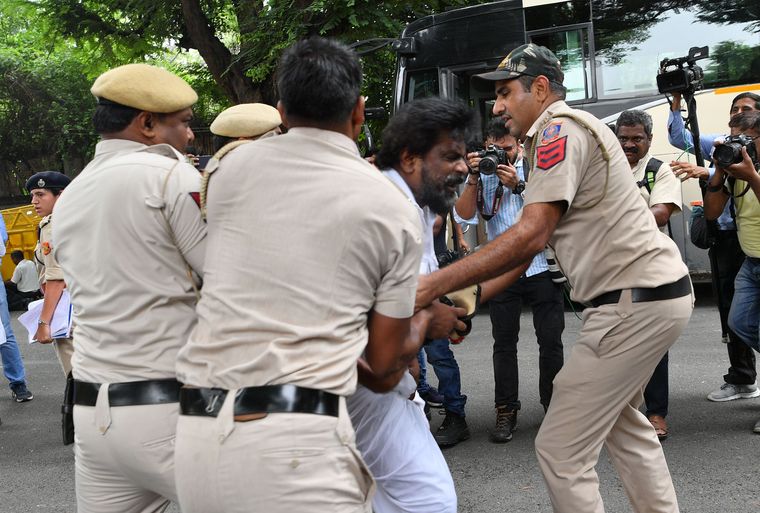 Fighting for the family: Police detained several protesting Congress workers in Delhi | Arvind Jain