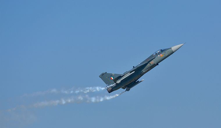 60-Tejas%20takes%20flight%20during%20the%20Indian%20Air%20Force%20Day.jpg