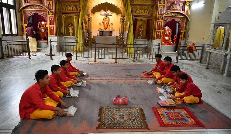 34-Students-of-the-Pitambara-Peeth-Ved-Vidyalaya