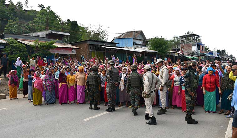 18-Women-blocking-security-forces-in-Imphal