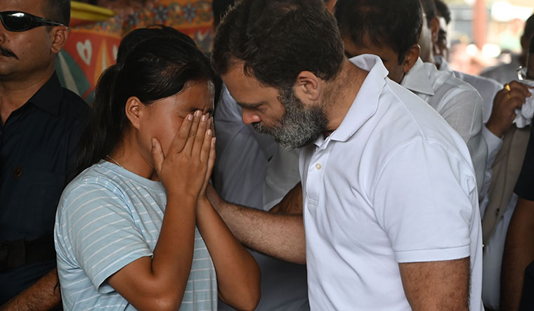 23-Rahul-Gandhi-with-a-Meitei-girl