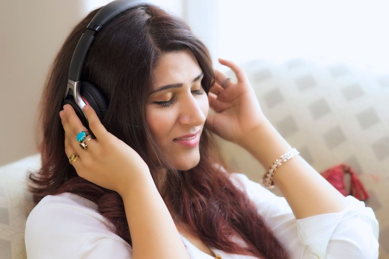 The Pandit S Song The Week Vaan varuvan song, aditi rao intro and karthi meets with accident in duet movie scenes. the week