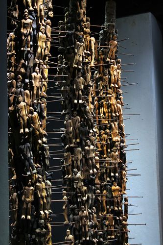 Ocha by Vinu V.V. (India). Life-size wooden sculptures and 300 wood figurines that explore the lives of the marginalised. Plus, an audiovisual presentation featuring excerpts from three novels that challenge conventional notions about life and politics in Kerala | Meenakshi Bare