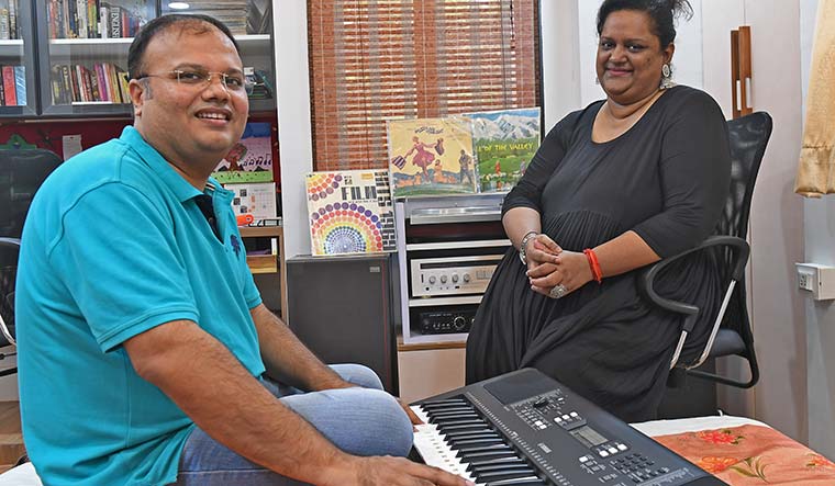 Ear for a bygone era: Kalpana Swamy and Kunal Desai, hosts of Nostalgiaana’s Jukebox that plays Hindi film songs from the 1980s and beyond | Amey Mansabdar