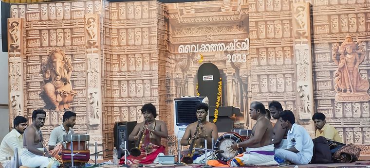 Divine notes: Balamurugan performing at the Vaikom Mahadeva Temple | Vaikom Suresh K. Pai