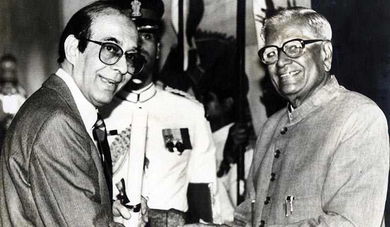 71-Talat-Mahmood-receiving-Padma-Bhushan-from-president-R-Venkataraman-in-1992