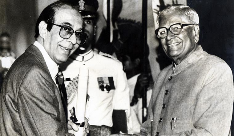 Nation's pride: Talat Mahmood receiving Padma Bhushan from president R. Venkataraman in 1992 | P. Musthafa