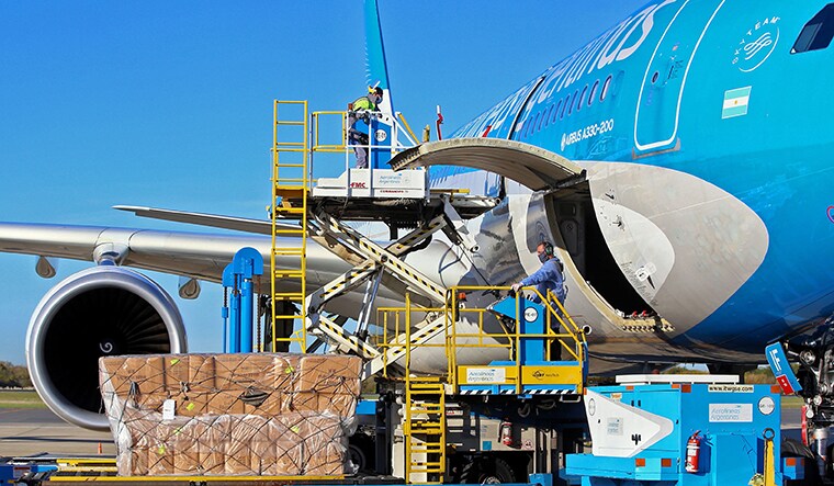 Handout picture released by the Buenos Aires province Ministry of Public Communication  showing workers unloading boxes containing medical supplies coming from China on an Aerolineas Argentinas airplane upon its landing at Ezeiza airport in Buenos Aires on April 18, 2020. (Photo by MARIANO SANDA / Buenos Aires province Ministry of Public Communication / AFP) / RESTRICTED TO EDITORIAL USE - MANDATORY CREDIT AFP PHOTO / BUENOS AIRES PROVINCE MINISTRY OF PUBLIC COMMUNICATION / MARIANO SANDA - NO MARKETING NO ADVERTISING CAMPAIGNS - DISTRIBUTED AS A SERVICE TO CLIENTS