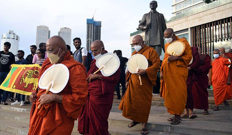 19-Buddhist-monks