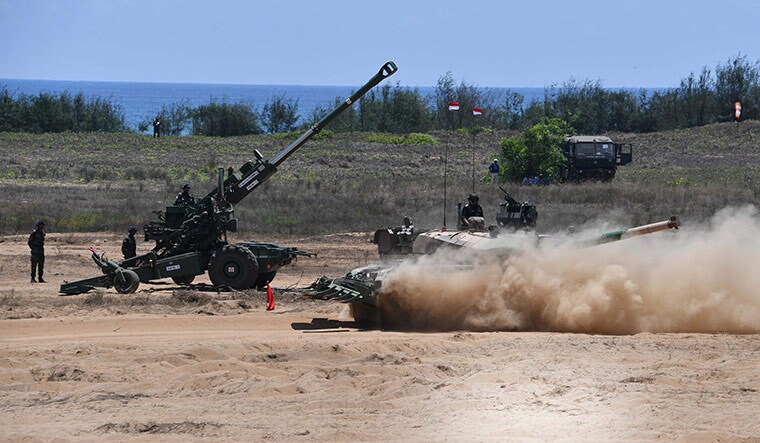 More power: Dhanush gun displayed with Arjun tank at DefExpo 2018, in Chennai | Arvind Jain
