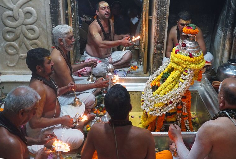 One in prayer: Priests performing the evening aarti at the temple | Pawan Kumar
