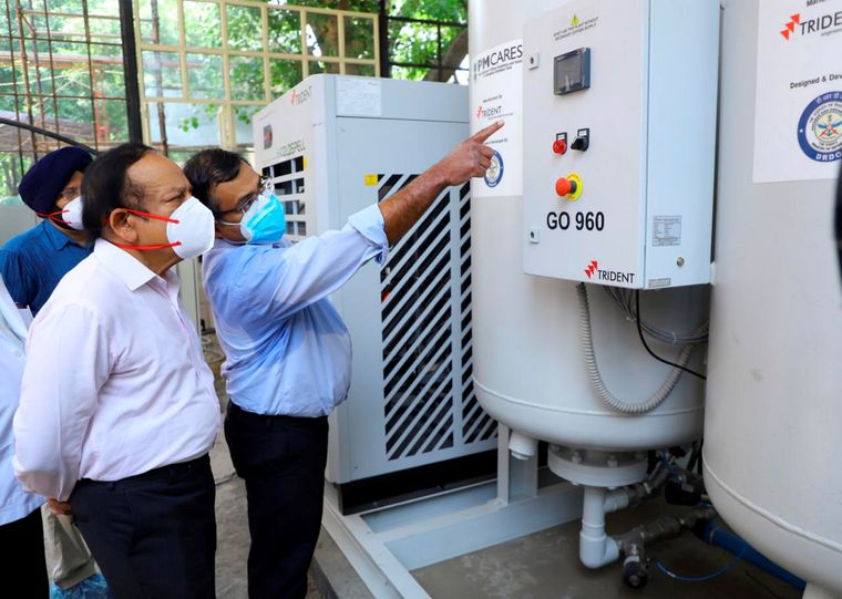 Better late than never: Union Health Minister Harsh Vardhan inspects a newly installed oxygen generation plant RML Hospital in Delhi | PTI