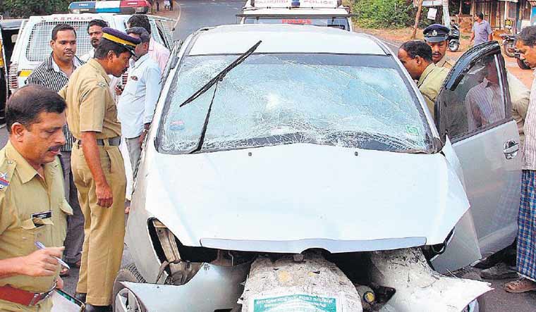62-car-crashed-into-a-road-divider-near-Kozhikode-new