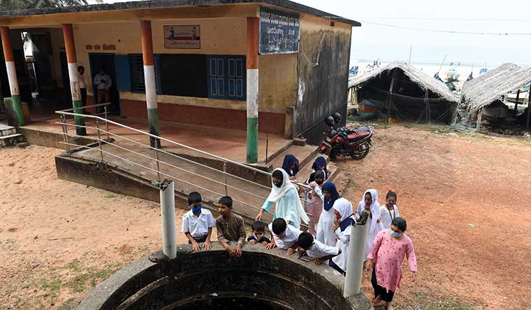 Not a drop to drink: A school close to the sea in Honnavar, Karnataka. It has no drinking water because the open well now yields saltwater | Bhanu Prakash Chandra