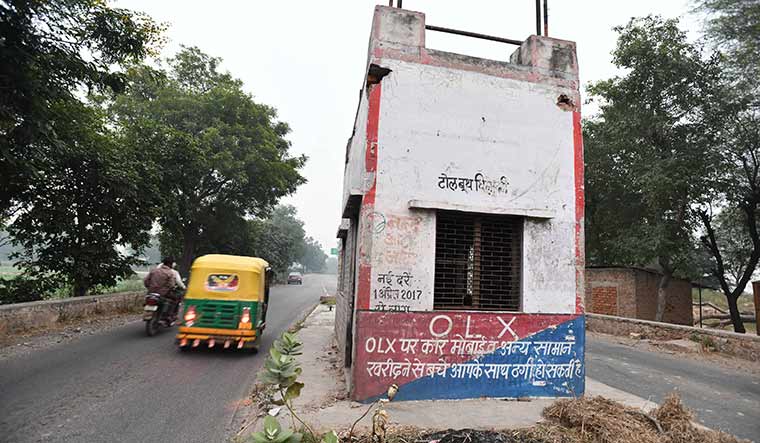 Tip-off: A toll booth in Mewat in Rajasthan warning people of ‘Olx masters’ who disguise as prospective sellers of sundry items | Sanjay Ahlawat