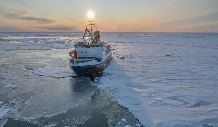 148-Research-vessel-Polarstern-at-the-North-Pole