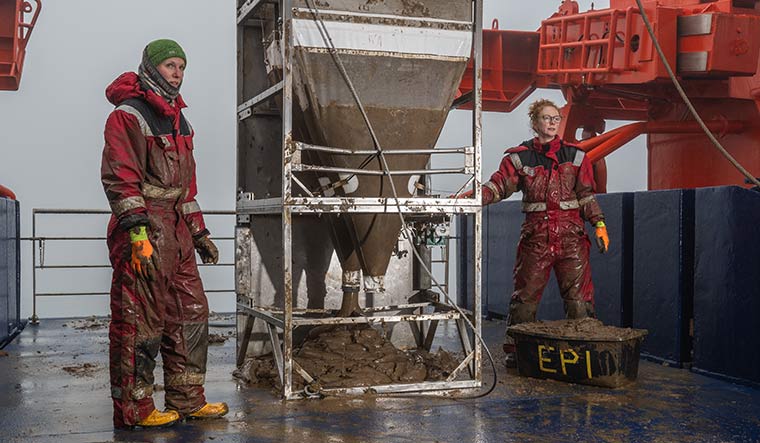 150-scientists-aboard-the-Polarstern-collecting-mud-from-the-sea-floor