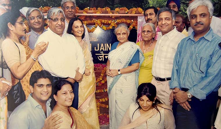 Landmark of respect: Bhiku Ram Jain’s family with former Delhi chief minister Sheila Dikshit (in white sari) at the renaming of Rajpur Road as Bhiku Ram Jain Marg.