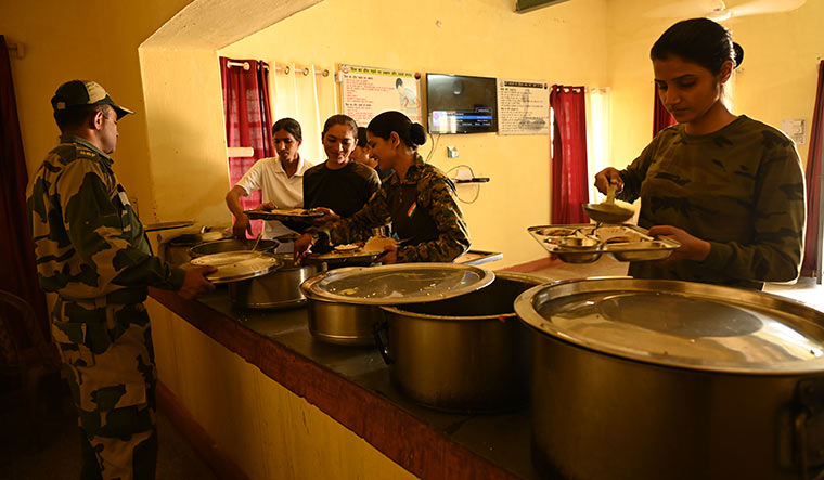 78-Women-soldiers-having-lunch