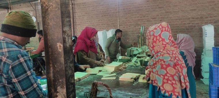 Bundled together: Workers at Jhelum Agro Industries | Tariq Bhat