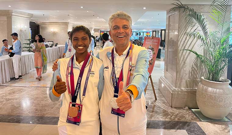 Jaggy Shivdasani, 65, the oldest Indian medallist, with Karthika Jagadeeswaran, 16, a medallist in roller skating, in Hangzhou.