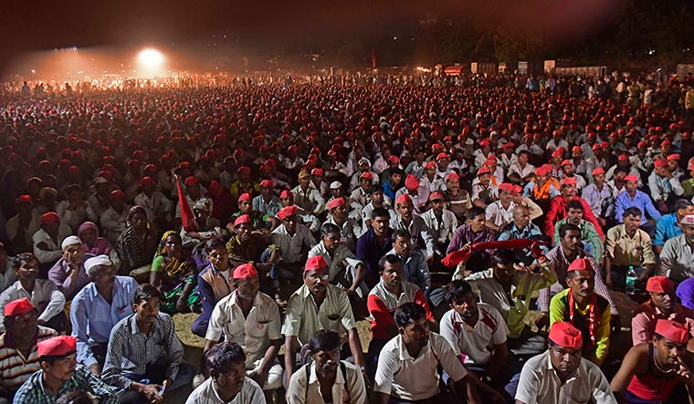 The red sea: The farmers at Azad Maidan, Mumbai | Amey Mansabdar