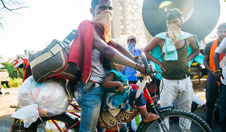 A migrant labourer and his daughter leaving Mumbai on a bicycle for his village |  Vishnu V. Nair