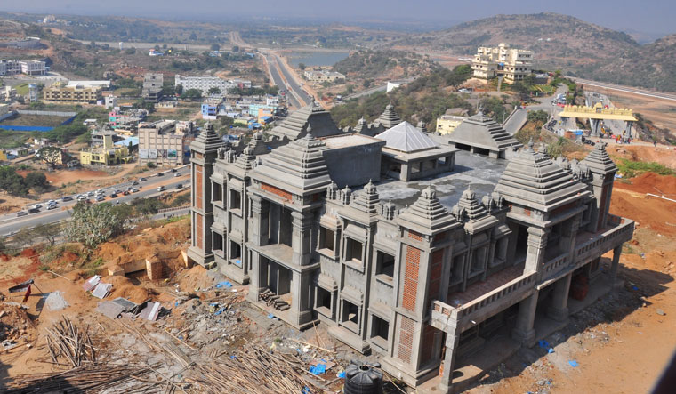 Elements of grandeur: A VIP waiting complex under construction at the foothills of Yadagirigutta | P. Prasad